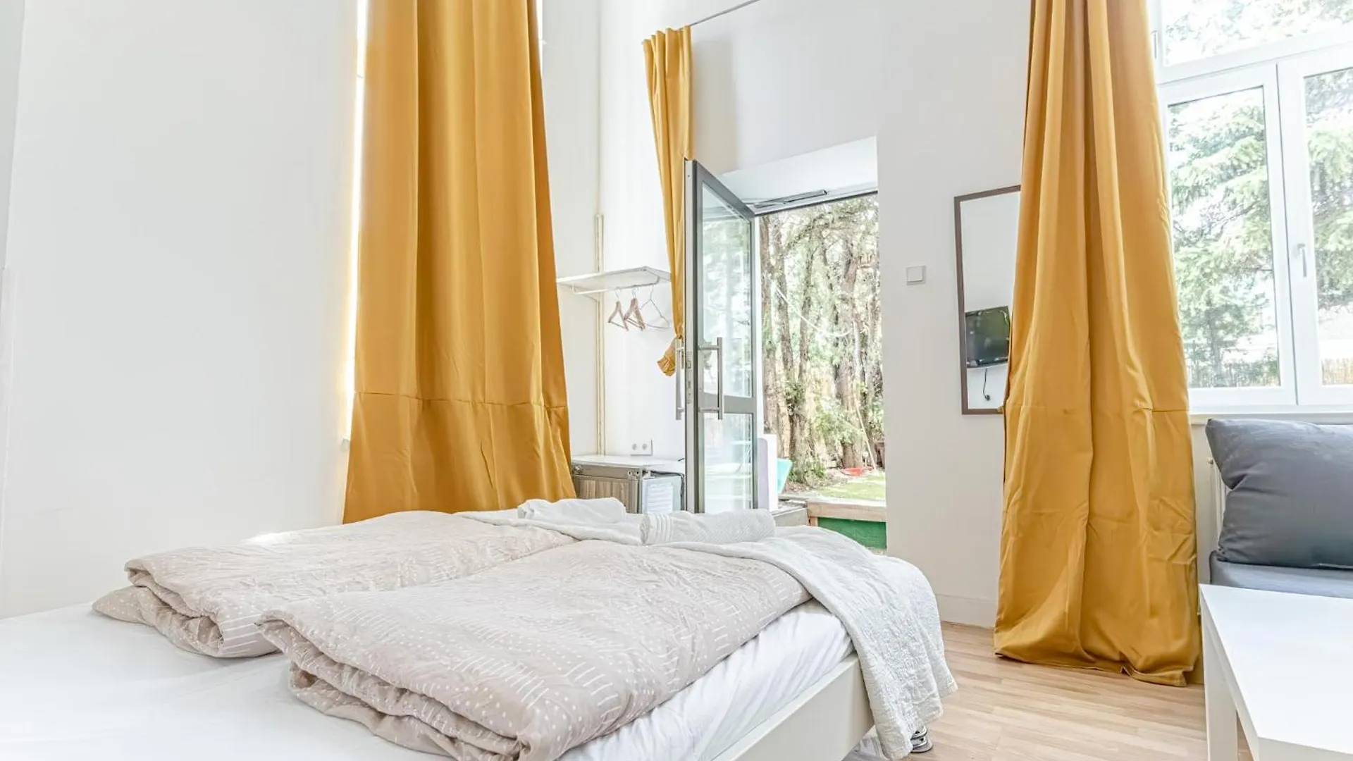 6Br Apartment / Shared Garden Near Lorenz Boehler & Danube Vienna 0*,  Austria