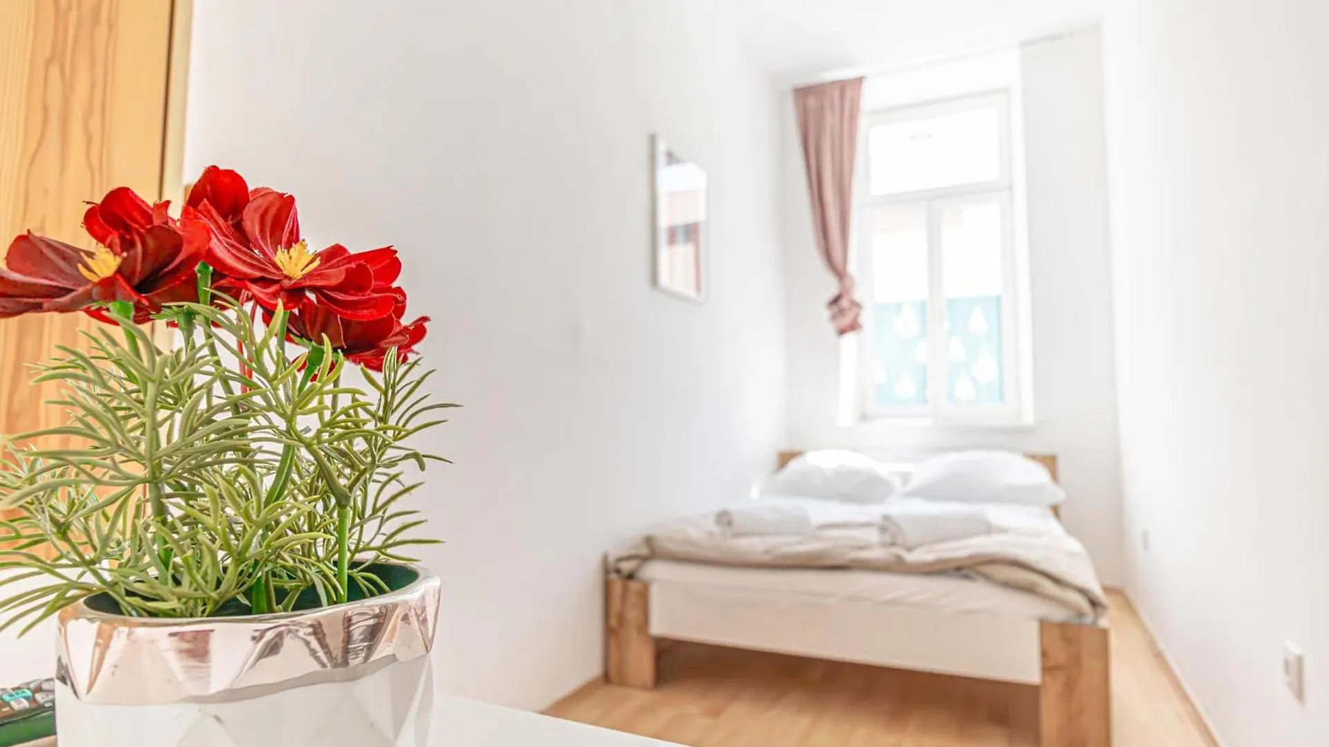 6Br Apartment / Shared Garden Near Lorenz Boehler & Danube Vienna Austria