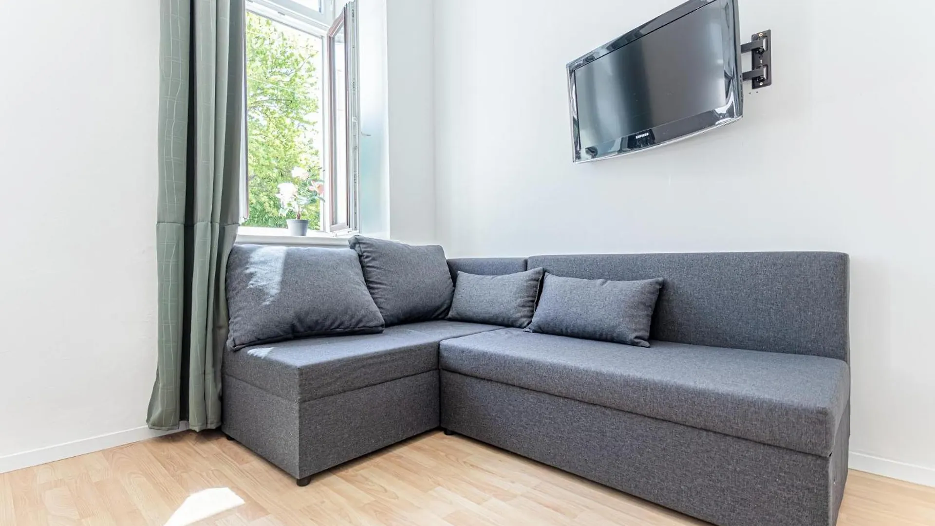 6Br Apartment / Shared Garden Near Lorenz Boehler & Danube Vienna