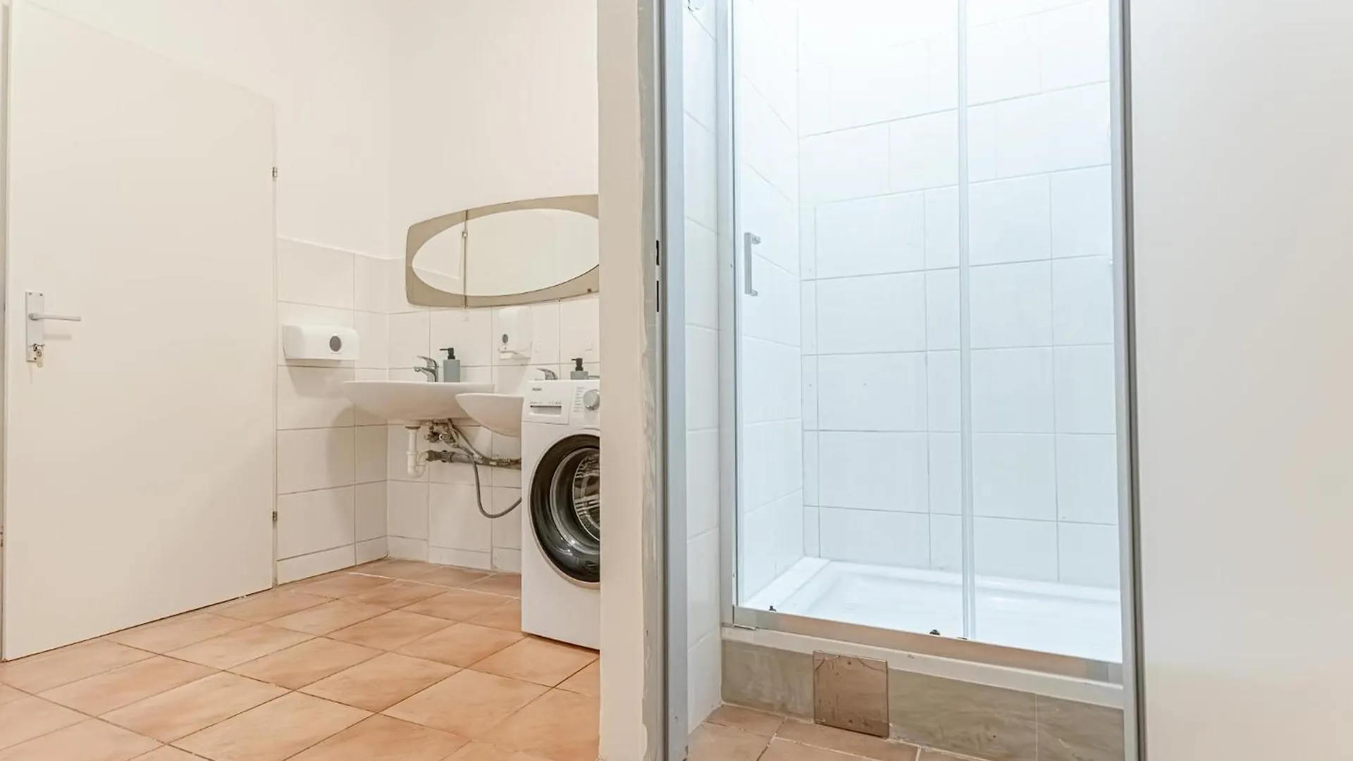 6Br Apartment / Shared Garden Near Lorenz Boehler & Danube Vienna