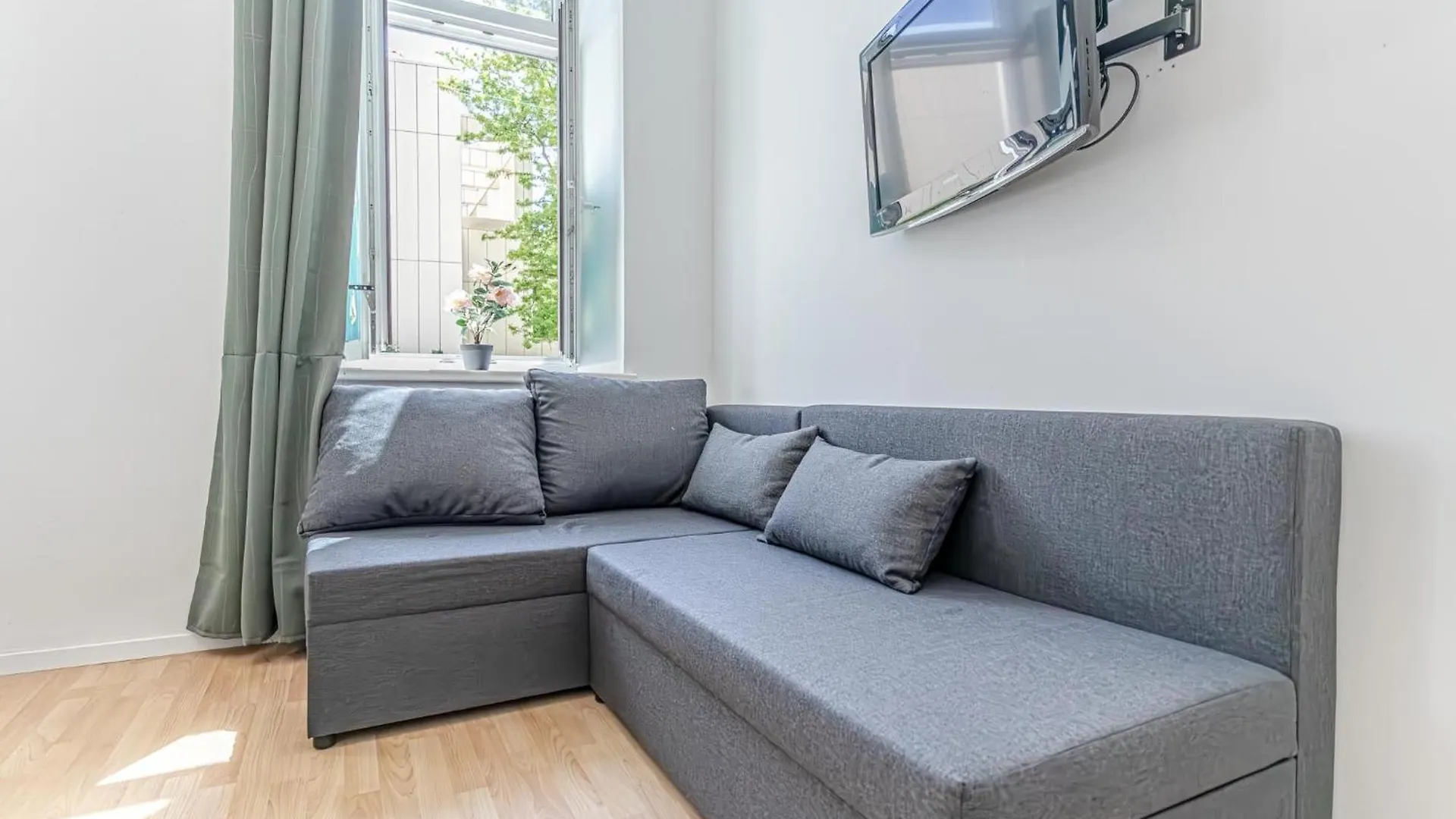 6Br Apartment / Shared Garden Near Lorenz Boehler & Danube Vienna 0*,  Austria
