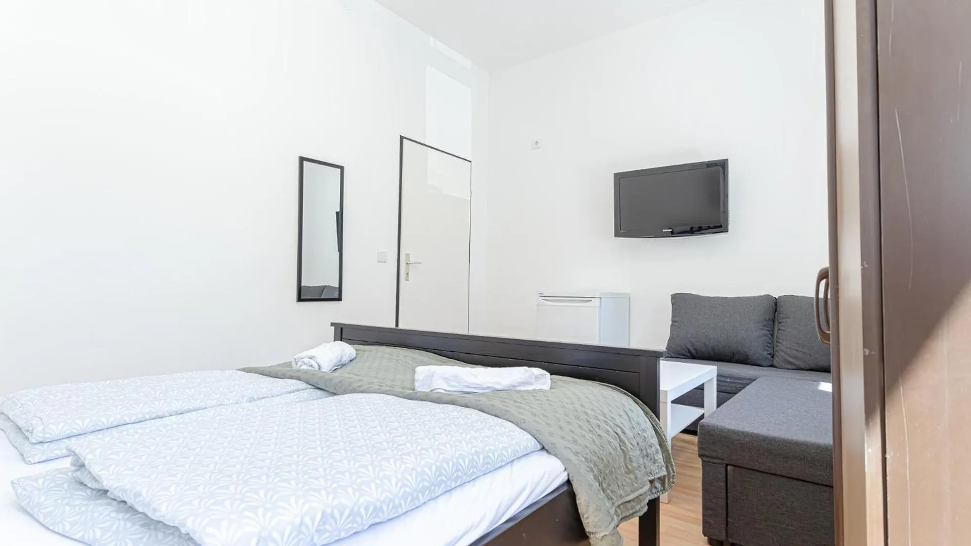 6Br Apartment / Shared Garden Near Lorenz Boehler & Danube Vienna 0*,  Austria