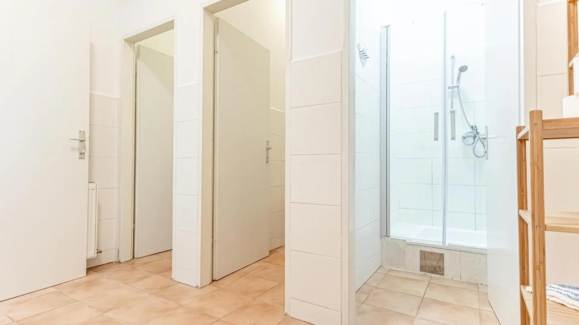 6Br Apartment / Shared Garden Near Lorenz Boehler & Danube Vienna