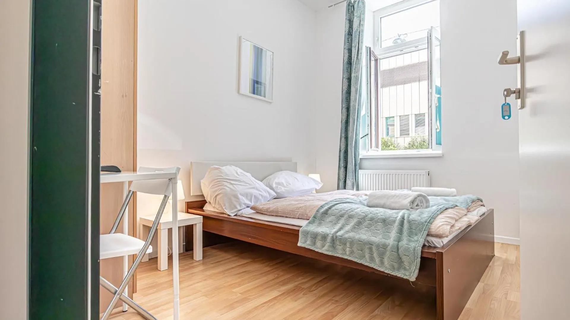 6Br Apartment / Shared Garden Near Lorenz Boehler & Danube Vienna