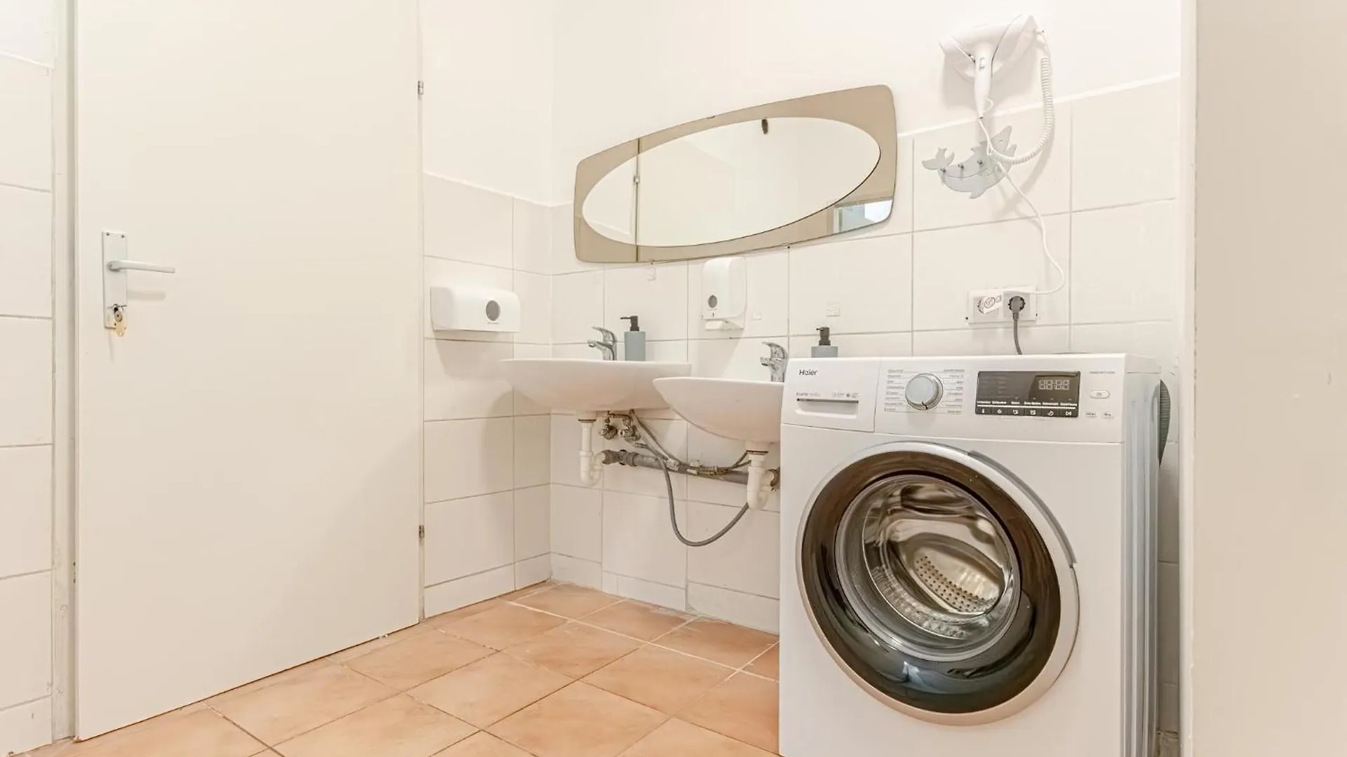 6Br Apartment / Shared Garden Near Lorenz Boehler & Danube Vienna